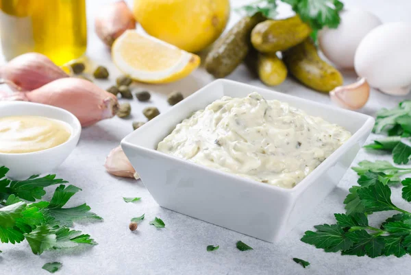 Remoulade molho francês tradicional em uma tigela branca com ingredie — Fotografia de Stock