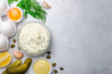 Beyaz sos tartar tartare malzemeler turşu, Kapari, dil ile