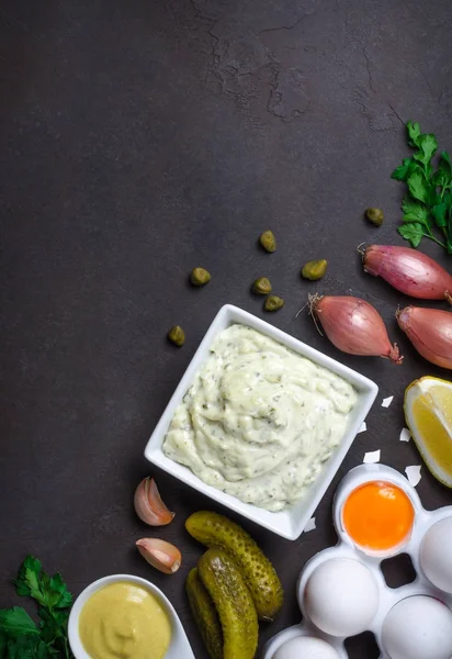 Remoulade molho francês tradicional em uma tigela branca com ingredie — Fotografia de Stock