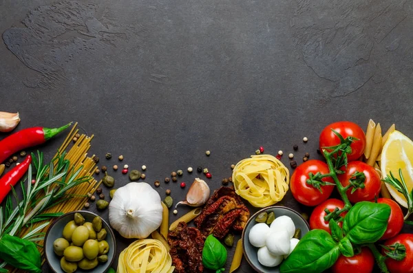 Comida italiana sobre un fondo oscuro con espacio para copiar, ingredientes f — Foto de Stock