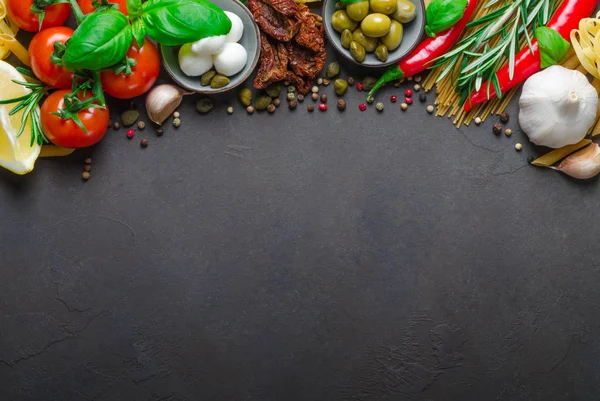 Итальянская еда на тёмном фоне с копировальным пространством, ингредиенты f — стоковое фото