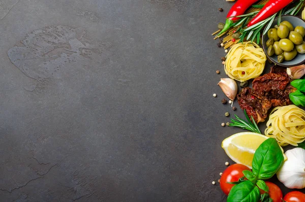 Comida italiana sobre un fondo oscuro con espacio para copiar, ingredientes f — Foto de Stock