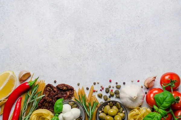 Итальянская еда на светло-голубом фоне с копировальным пространством, ингредиент — стоковое фото