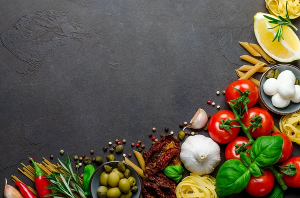 Comida italiana sobre un fondo oscuro con espacio para copiar, ingredientes f — Foto de Stock