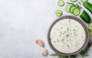 Tarator çorbası malzemeler üzerinde hafif bir taş backgro bir kase