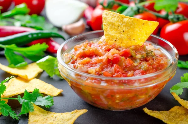 Traditionelle mexikanische hausgemachte Salsa-Sauce mit Zutaten, Tomaten — Stockfoto