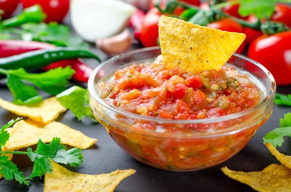 Salsa casera mexicana tradicional con ingredientes, tomate —  Fotos de Stock