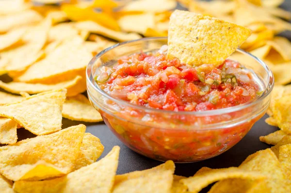 Traditionele Mexicaanse zelfgemaakte salsa saus in een glazen kom op een da — Stockfoto