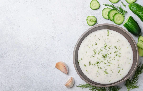 Tarator çorbası malzemeler üzerinde hafif bir taş backgro bir kase