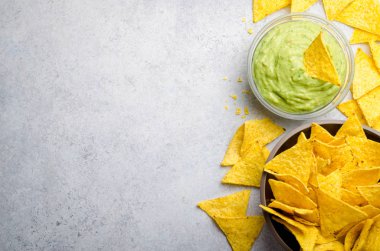 Geleneksel Meksika ev yapımı guacamole sos bir cam kabın içinde ve