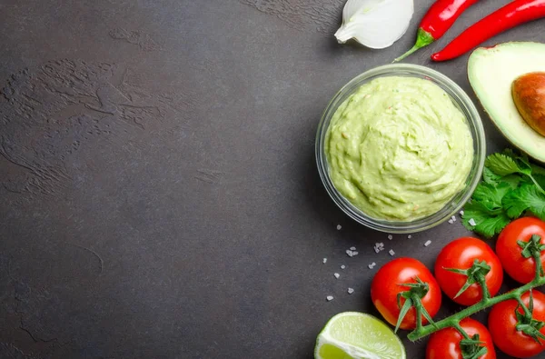 Geleneksel Meksika ev yapımı guacamole sos bir cam kabın içinde ve