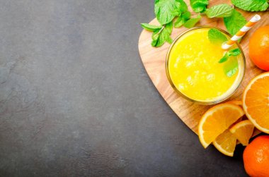 Taze sıkılmış portakal suyu, üstten görünüm