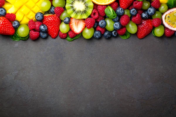 Mischung aus Früchten und Beeren — Stockfoto