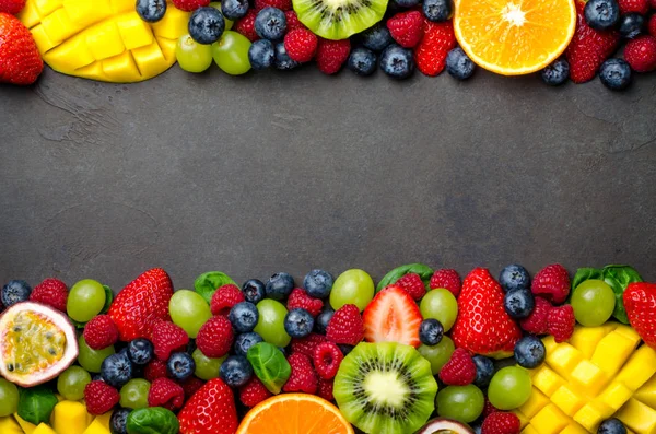 Wymieszać owoce i jagody — Zdjęcie stockowe