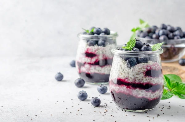 Budino di chia con mirtillo e marmellata Foto Stock