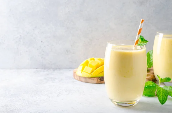 Mango lassi in bicchieri Fotografia Stock