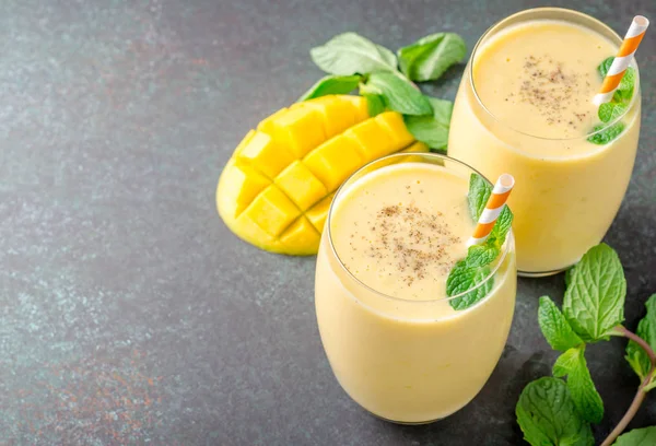 Mango lassi in bicchieri Foto Stock