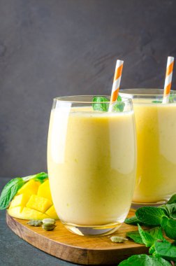 Mango lassi nane yaprakları ile