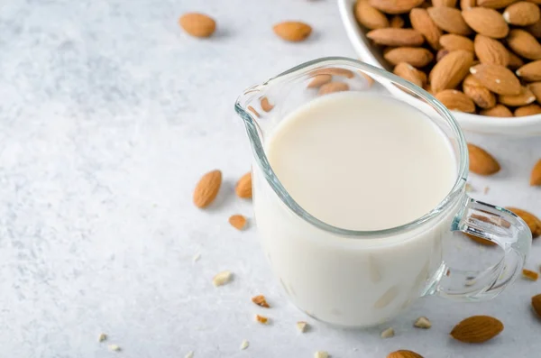 Latte di mandorla in una brocca di latte — Foto Stock