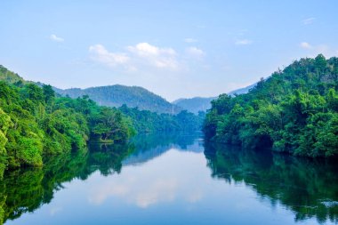Srinakarin barajının manzarası Suyun gölgesi, Kanchanaburi, Tayland
