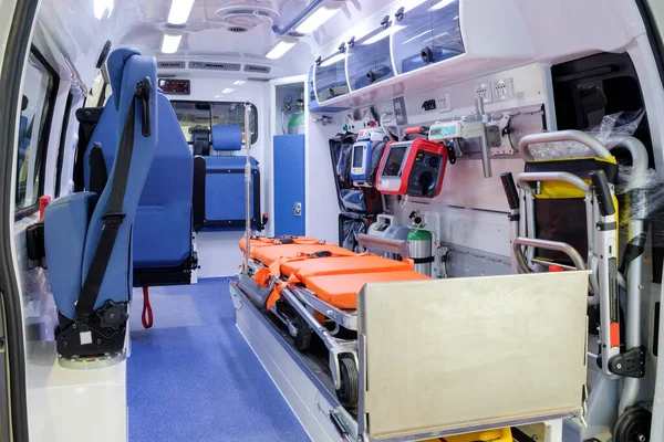 Dentro Carro Ambulância Com Equipamento Médico Para Ajudar Pacientes Antes — Fotografia de Stock