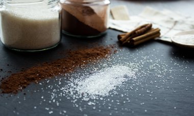 kakao kek ve karanlık bir arka plan üzerine kakao tozu