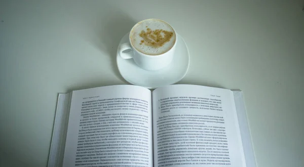 Tasse Kaffee auf weißem Tisch — Stockfoto