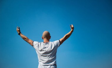 gökyüzüne doğru uzanan kollar erkek