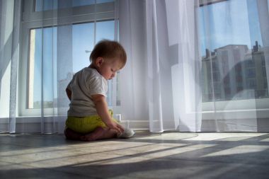 Penceredeki ışık denk çocuk