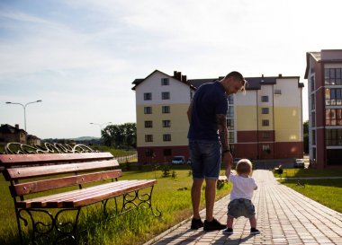 Baba oğlunu elinden tutup açar.