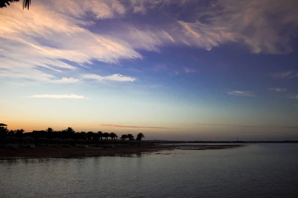 Rode Zee Egypte strand zonnescherm blauwe hemel groen water mooi uitzicht — Stockfoto