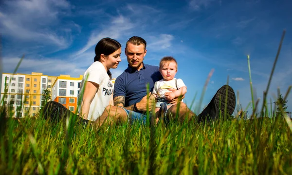 Szczęśliwa rodzina w parku na trawie Obrazy Stockowe bez tantiem