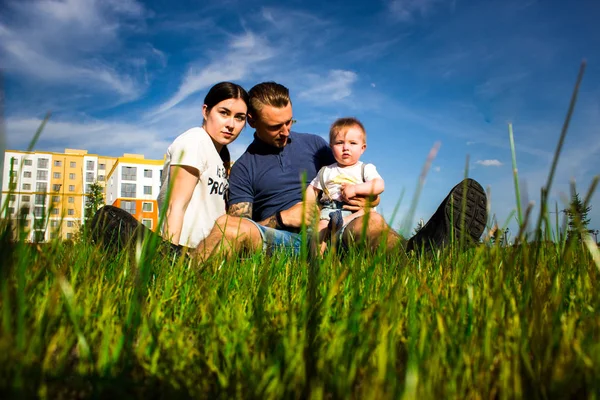Szczęśliwa rodzina w parku na trawie Obrazy Stockowe bez tantiem