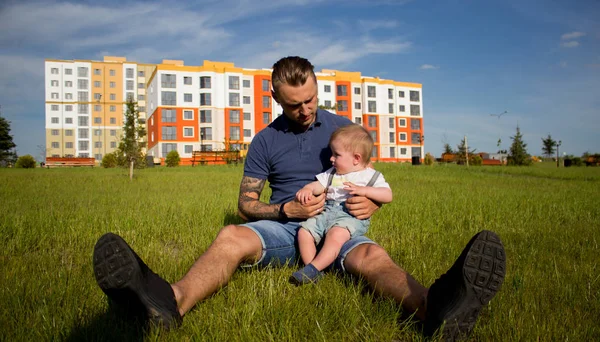 Ojciec i syn na trawie przed niebo Zdjęcie Stockowe