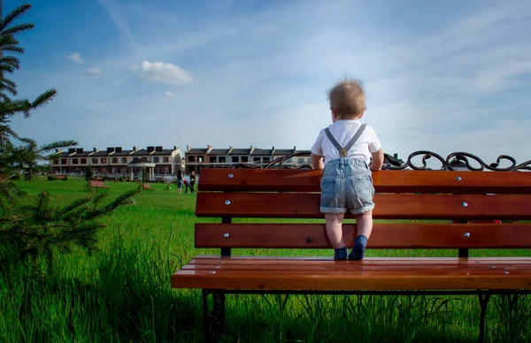 Dziecko jest stojący na ławce Zdjęcie Stockowe