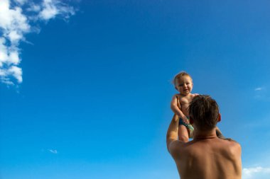 Baba ve bebek oğlum deniz suda oynamak