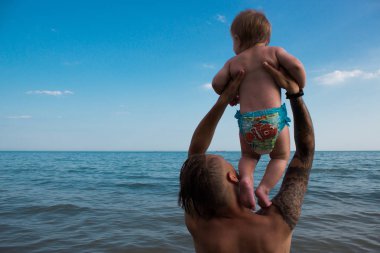 Baba ve bebek oğlum deniz suda oynamak