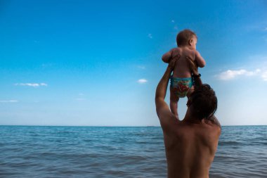 Baba ve bebek oğlum deniz suda oynamak
