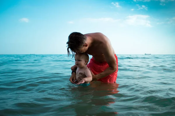Baba ve oğul plaj gün anda oynamak. Dostu aile kavramı.
