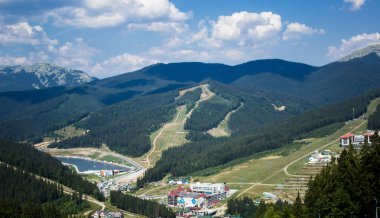 Dağları, güzel manzara, güzel dağ manzarası, Karpat Dağları, doğada bir köy dağlarda.