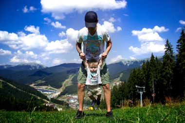 Baba ve küçük oğlu dağlarında seyahat