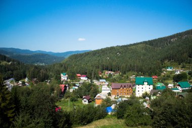 Karpat Dağları manzara mavi gökyüzü ve bulutlar, doğal arka plan ile yaz. Panoramik görünüm
