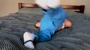 erkek bebek yataktan tırmanıyor ve ishal