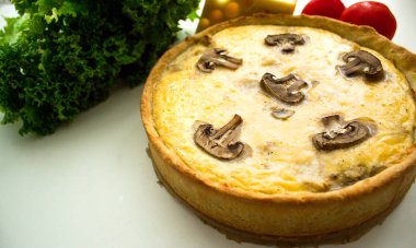 Kiş (pasta) peynir tavuk ve mantar ile