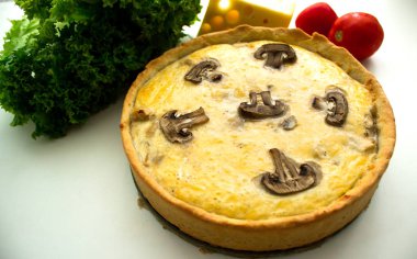 Kiş (pasta) peynir tavuk ve mantar ile