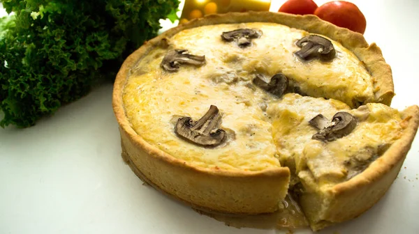 Kiş (pasta) peynir tavuk ve mantar ile