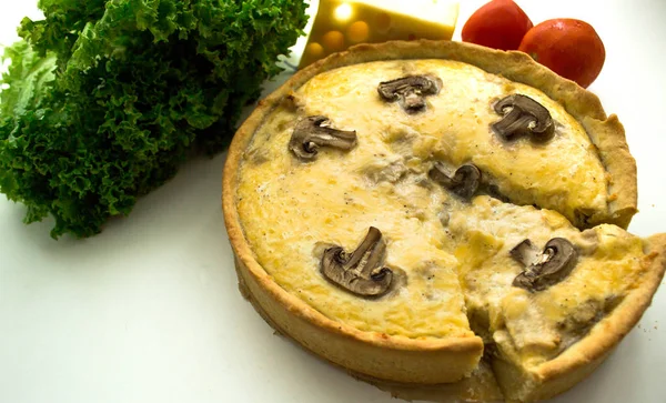 Kiş (pasta) peynir tavuk ve mantar ile