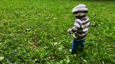 küçük bir yaşındaki çocuk çalışıyor...