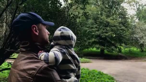 Papá y su hijo están caminando en el parque — Vídeos de Stock