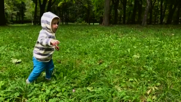 Маленький однорічний хлопчик біжить ... — стокове відео